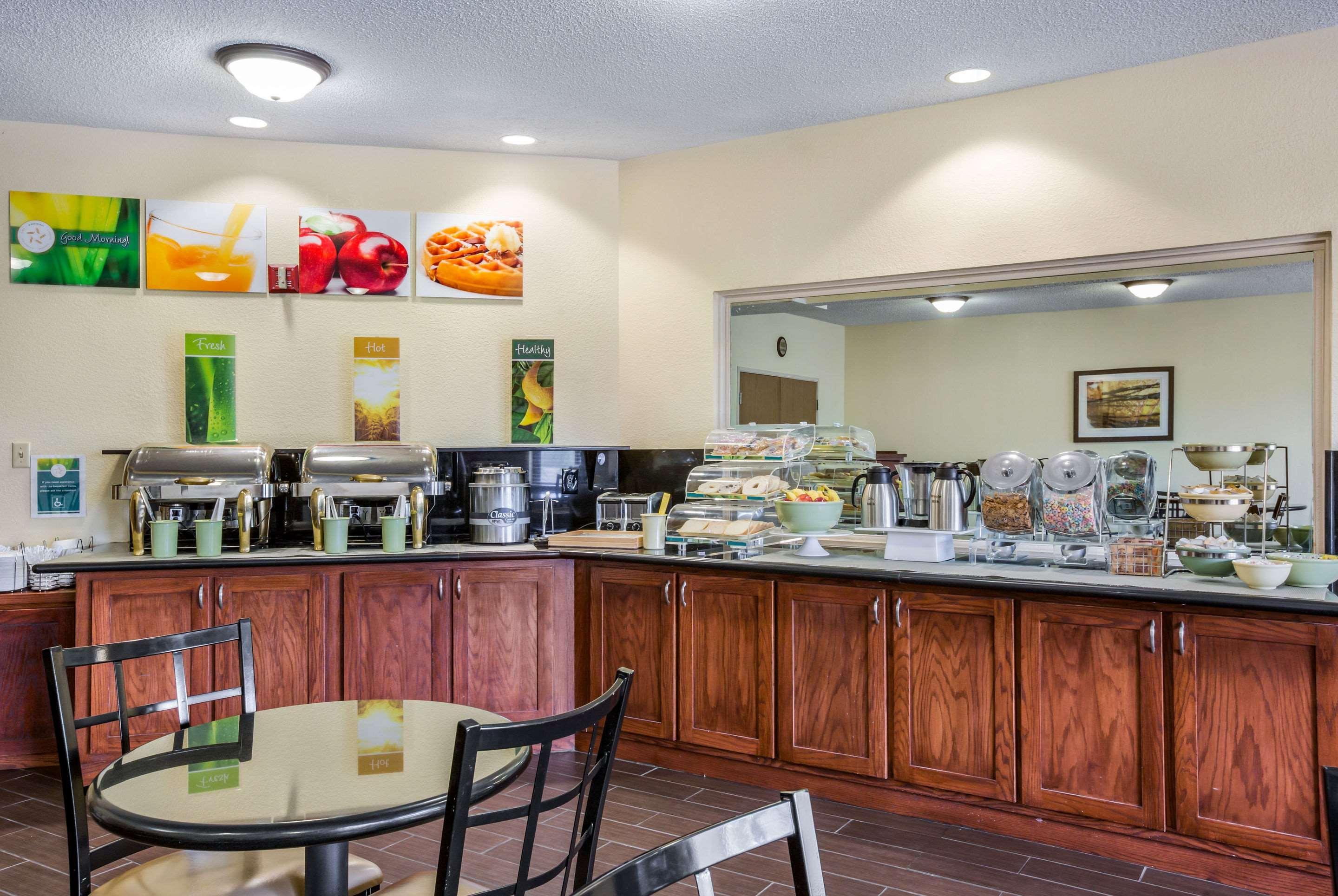 Quality Inn & Suites Lawrence - University Area Εξωτερικό φωτογραφία