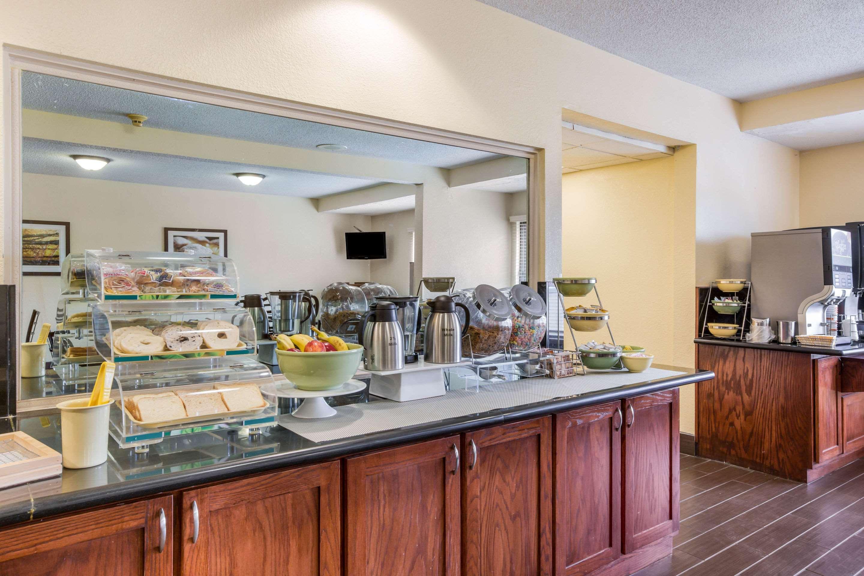 Quality Inn & Suites Lawrence - University Area Εξωτερικό φωτογραφία