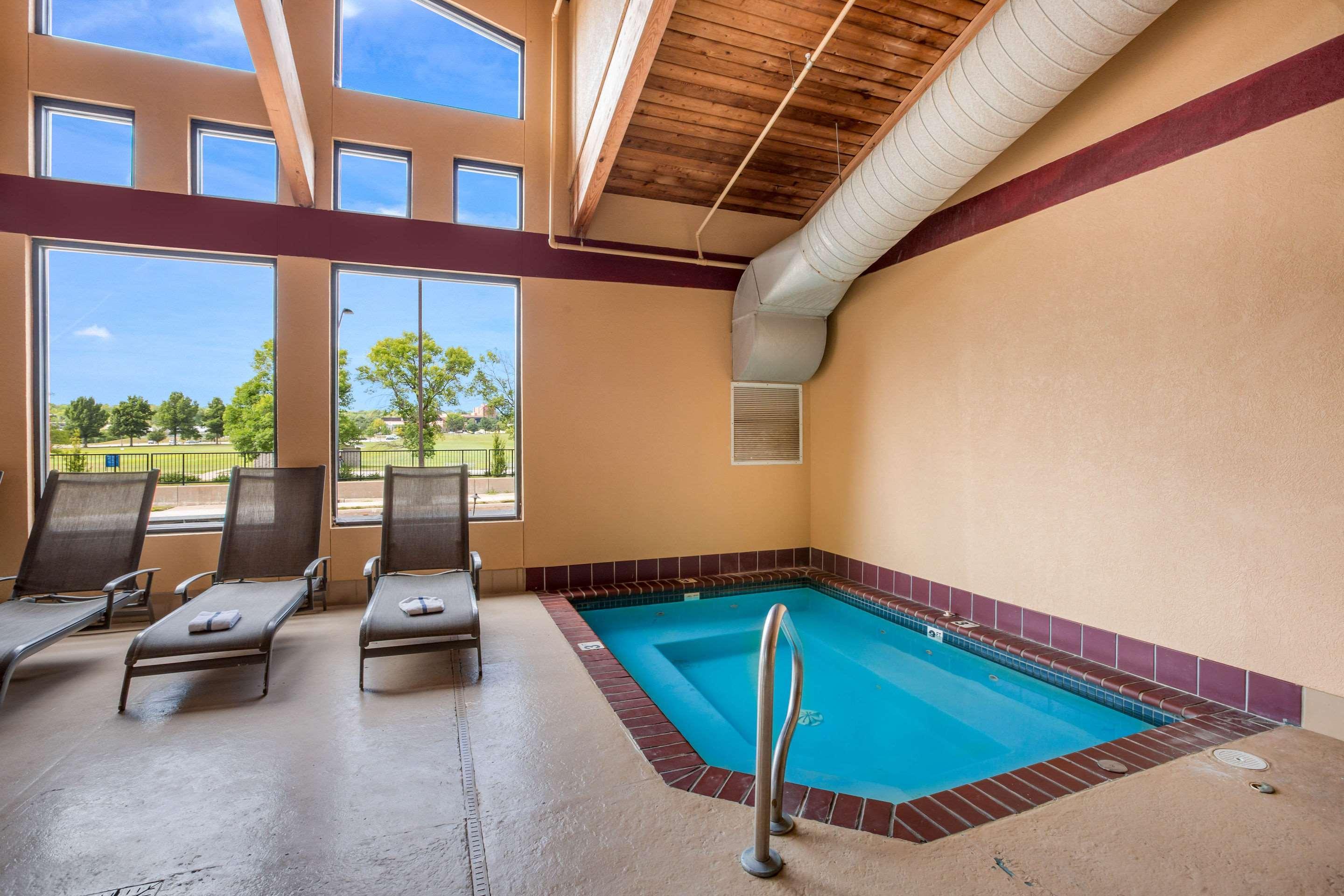 Quality Inn & Suites Lawrence - University Area Εξωτερικό φωτογραφία