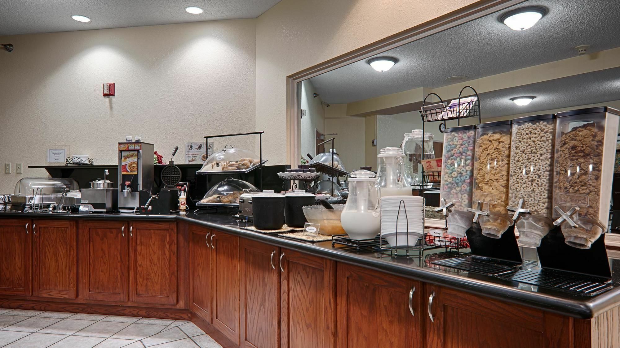 Quality Inn & Suites Lawrence - University Area Εξωτερικό φωτογραφία