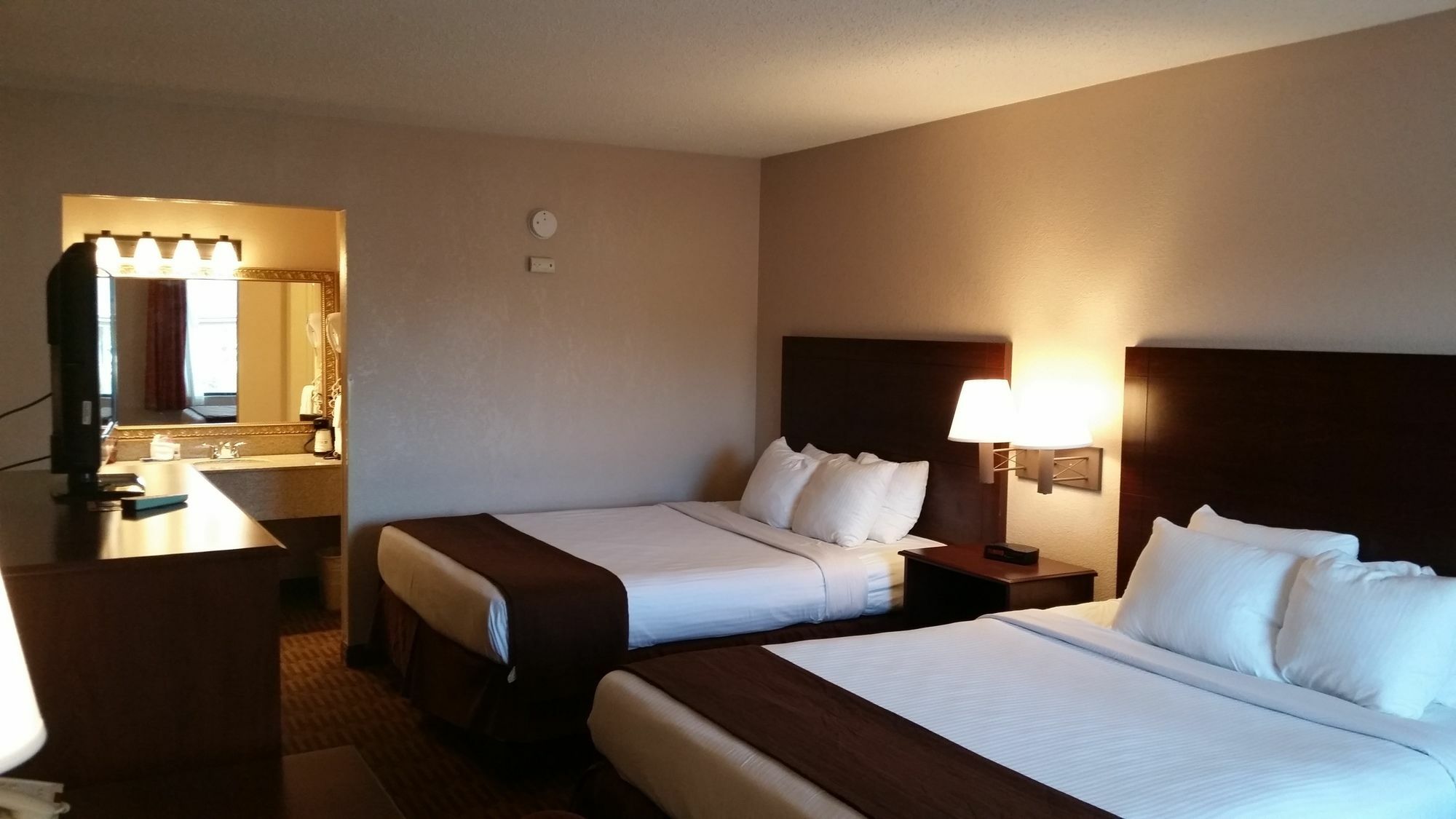 Quality Inn & Suites Lawrence - University Area Εξωτερικό φωτογραφία